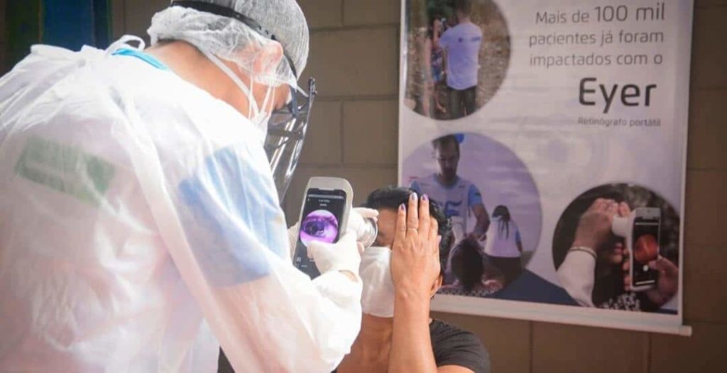 Retinógrafo Eyer sendo utilizado em um mutirão de saúde em Itabuna