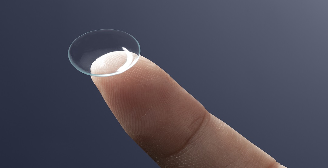 Nova lente de contato. Smart Contact Lens On Fingertip New Tech