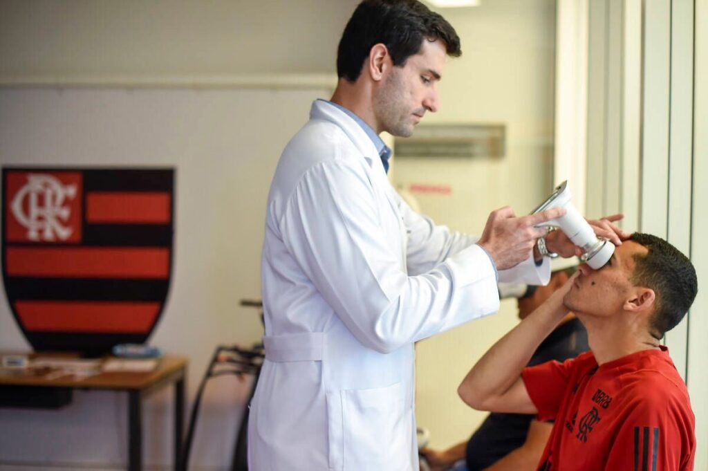 Médico realiza exame com o Eyer em jogador do Flamengo