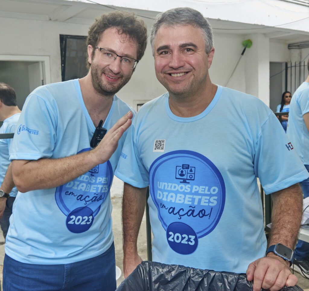 COO da Phelcom, Flávio Pascoal Vieira, com o presidente da ONG Unidos pelo Diabetes, Rafael Andrade, durante o Mutirão do Diabetes de Itabuna 2023.