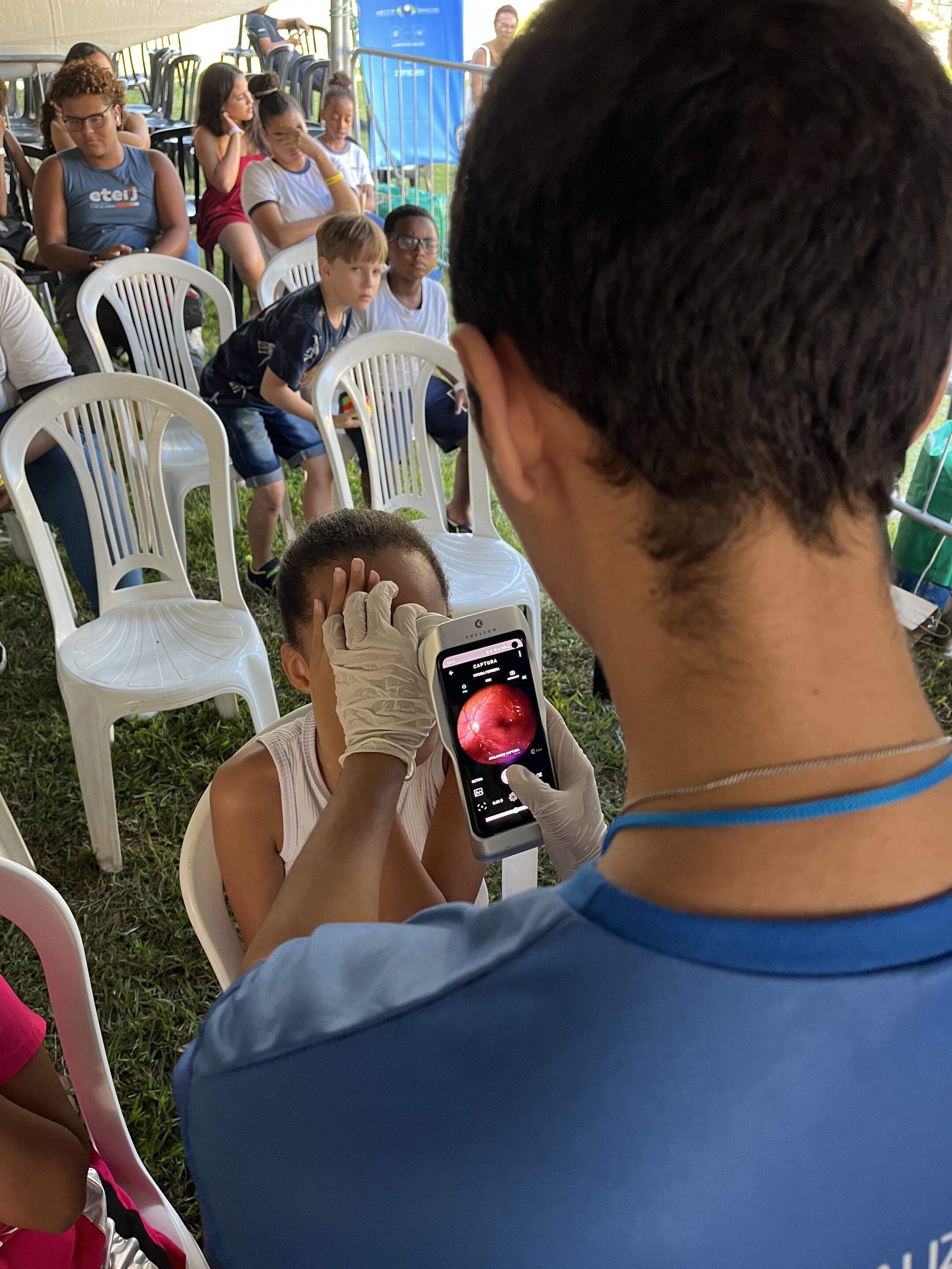 Ong Renovatio faz exame de olho com Eyer em ação social.