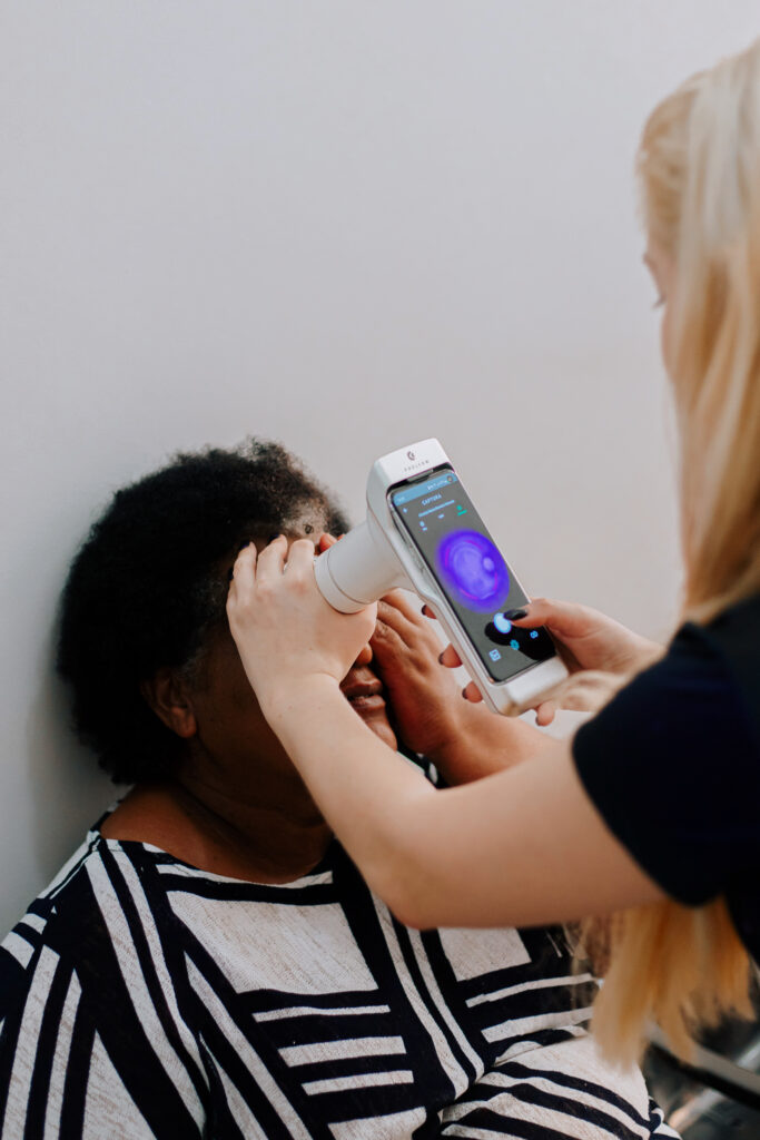 Exame feito com o Eyer em paciente durante mutirão de diabetes - LAOZ - De Olhos para o futuro
