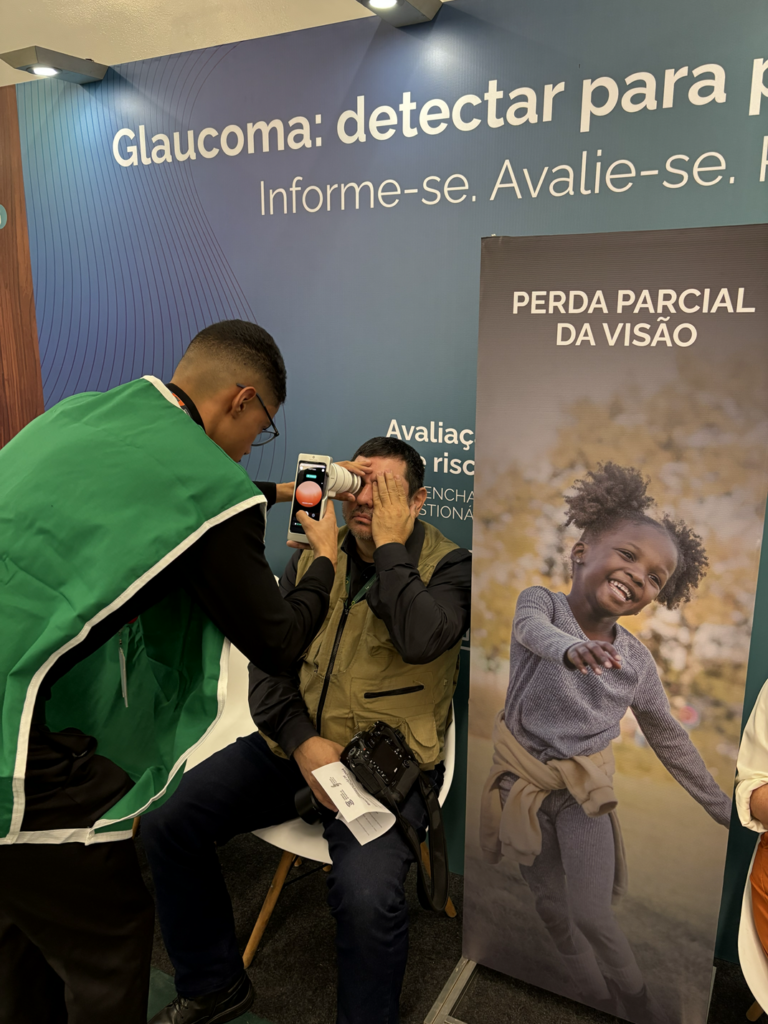 Exame realizado com o Eyer2 em ação de sensibilização e orientação sobre glaucoma, em Brasília (DF).